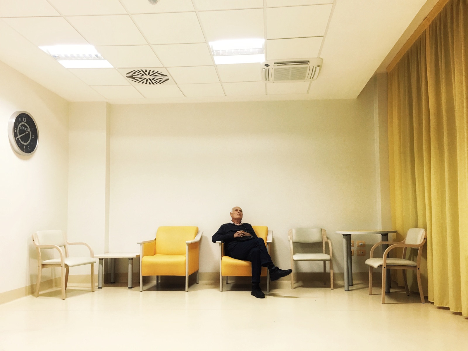 Bari, 2017.
Un parente riposa su una delle poltrone della sala di attesa del reparto, durante una notte di assistenza al degente. 