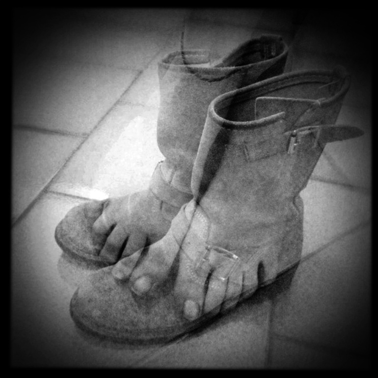 Stivali/piedi - Non si tratta solamente di scarpe preferite ma, quasi, di uniche scarpe! Mia madre mi racconta spesso che sin da piccola esigevo stivali. Non volevo, esigevo.